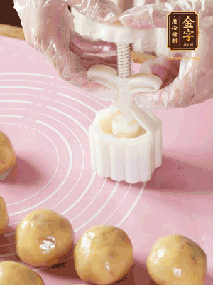 收緊虎口搓圓，裹上一層面粉，放入模具壓一壓