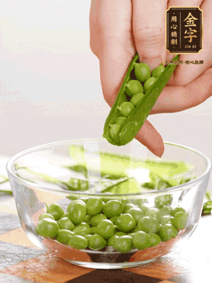 處理食材，藕切片，豌豆剝殼，菱角剝殼， 依次焯水