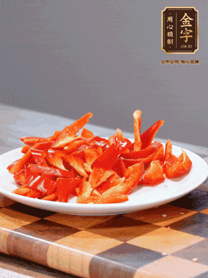 藕帶洗凈，斜切成小段備用、姜切絲、蒜切片、辣椒斜切，再切少許蒜