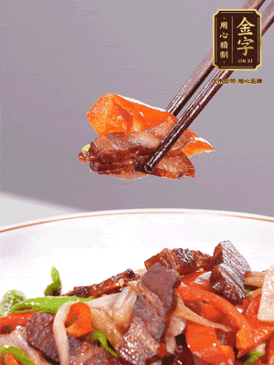 下藕帶、青紅辣椒翻炒均勻