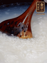 大米淘洗干凈，水開放入大米，煮3分鐘，煮到用手可以掐斷大米，撈出瀝干備用