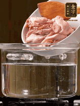 麻鴨切塊，冷水下鍋，加蔥姜、料酒焯水。撈出溫水洗凈