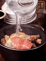 所有食材放入電飯鍋，加2勺料酒，足量的開(kāi)水，按煲湯鍵煮湯