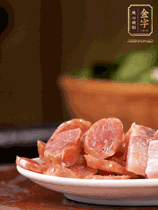 金字咸肉、金字香腸煮熟。咸肉切條、香腸切片備用。