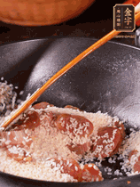 咸肉香腸下鍋煸出油脂香味，倒入洗凈的大米攪拌