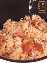 一起放入電飯鍋，加入剛好沒過食材的水。