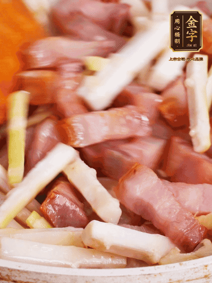 少許油煸香咸肉，下春筍翻炒均勻