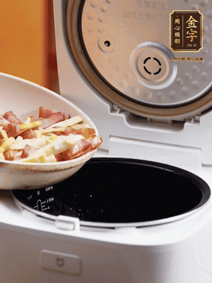 和洗凈的大米一起倒入電飯煲，攪拌均勻。水剛好沒過大米