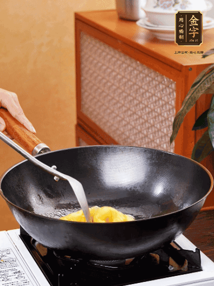 熱油，下雞蛋液煎好，盛出備用