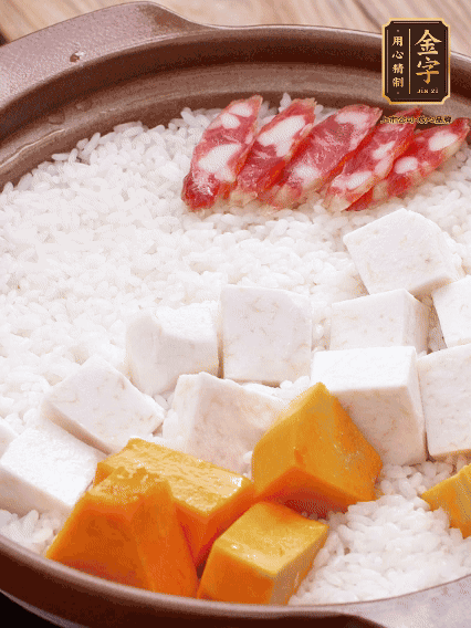 砂鍋涂油，放入泡好的大米。鋪上芋頭、南瓜，倒入開(kāi)水剛好沒(méi)過(guò)，中火煮到水收干