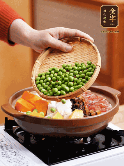 再鋪上臘腸、醬油肉、豌豆，小火煲6分鐘