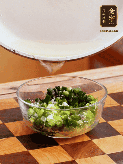 姜末、蔥末加鹽，潑熱油做成蔥姜醬