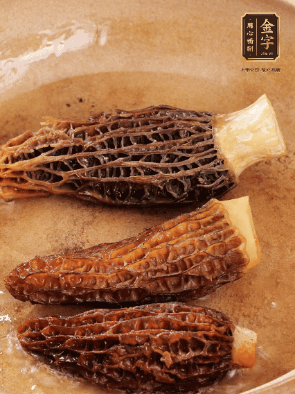 少許油，新鮮羊肚菌煎香