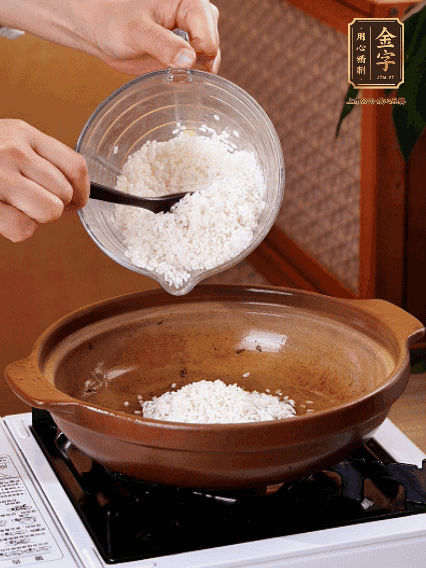 砂鍋中倒入煎羊肚菌的油，涂勻。加入提前浸泡過(guò)1小時(shí)的生米，再加入和生米齊平的水,,蓋蓋子，大火煮沸后轉(zhuǎn)小火煮至水分微干