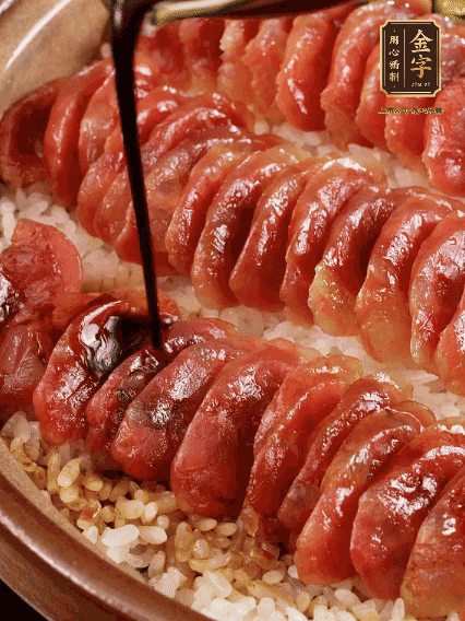 淋上醬汁攪拌均勻
調(diào)一個(gè)醬汁：生抽2匙、老抽半匙、蠔油半匙、白砂糖1/3匙、雞精1/3匙、香油5滴、水1匙