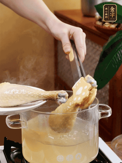 雞腿冷水下鍋，加蔥姜焯水，洗凈備用