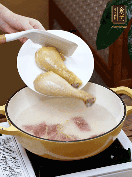 倒清水，放雞腿，大火煮開轉中小火煮20分鐘