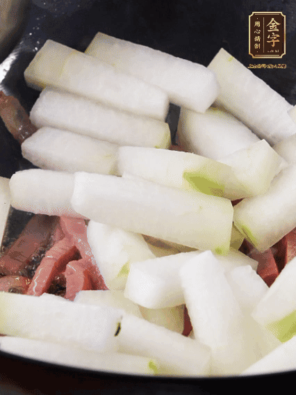 再下冬瓜微微煸炒，加一小碗水，中小火煨5分鐘