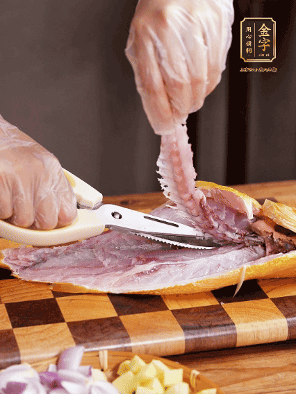 黃魚處理干凈，對半片開去骨，泡入蔥姜水、料酒、鹽調(diào)成的料汁中浸泡15分鐘，擦干水分