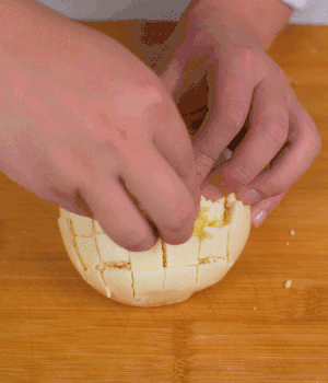 在縫隙里塞適量馬蘇里拉奶酪、再塞入淡火腿碎。