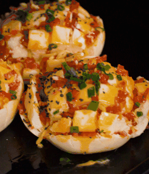 灑適量小蔥和黑芝麻，放入預(yù)熱的烤箱180度15分鐘。