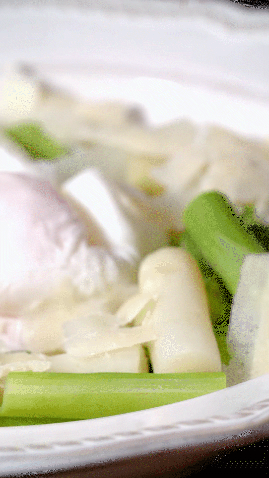 盤中放上蘆筍和雞蛋后，刨上適量干酪
