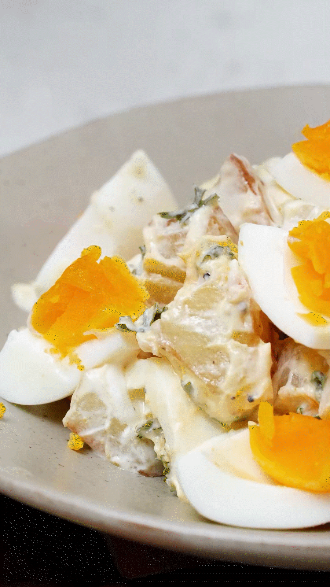 土豆塊和雞蛋加入醬汁，拌勻裝盤