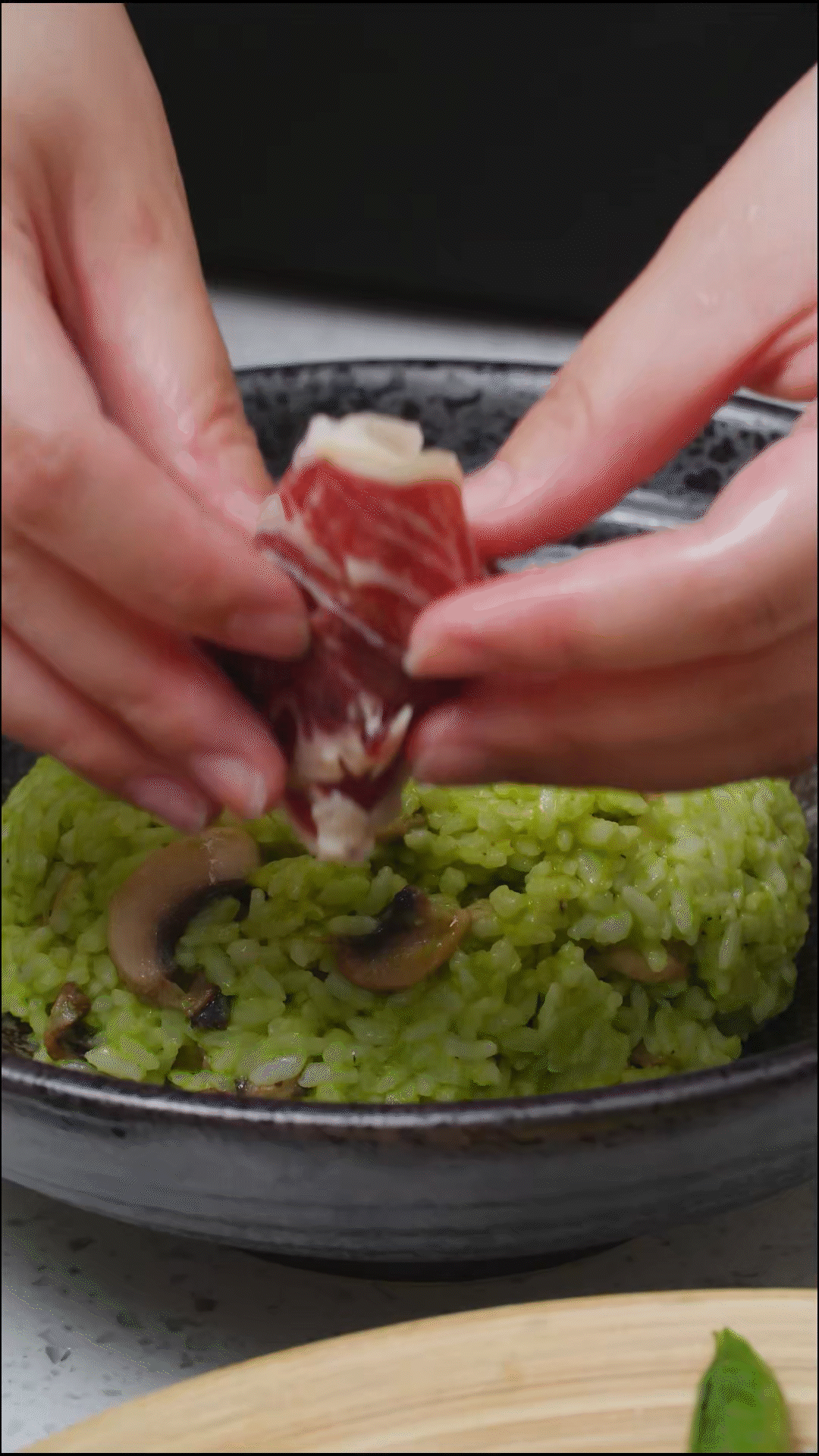 鍋中放入口蘑煎軟后，加一碗煮好的米飯
