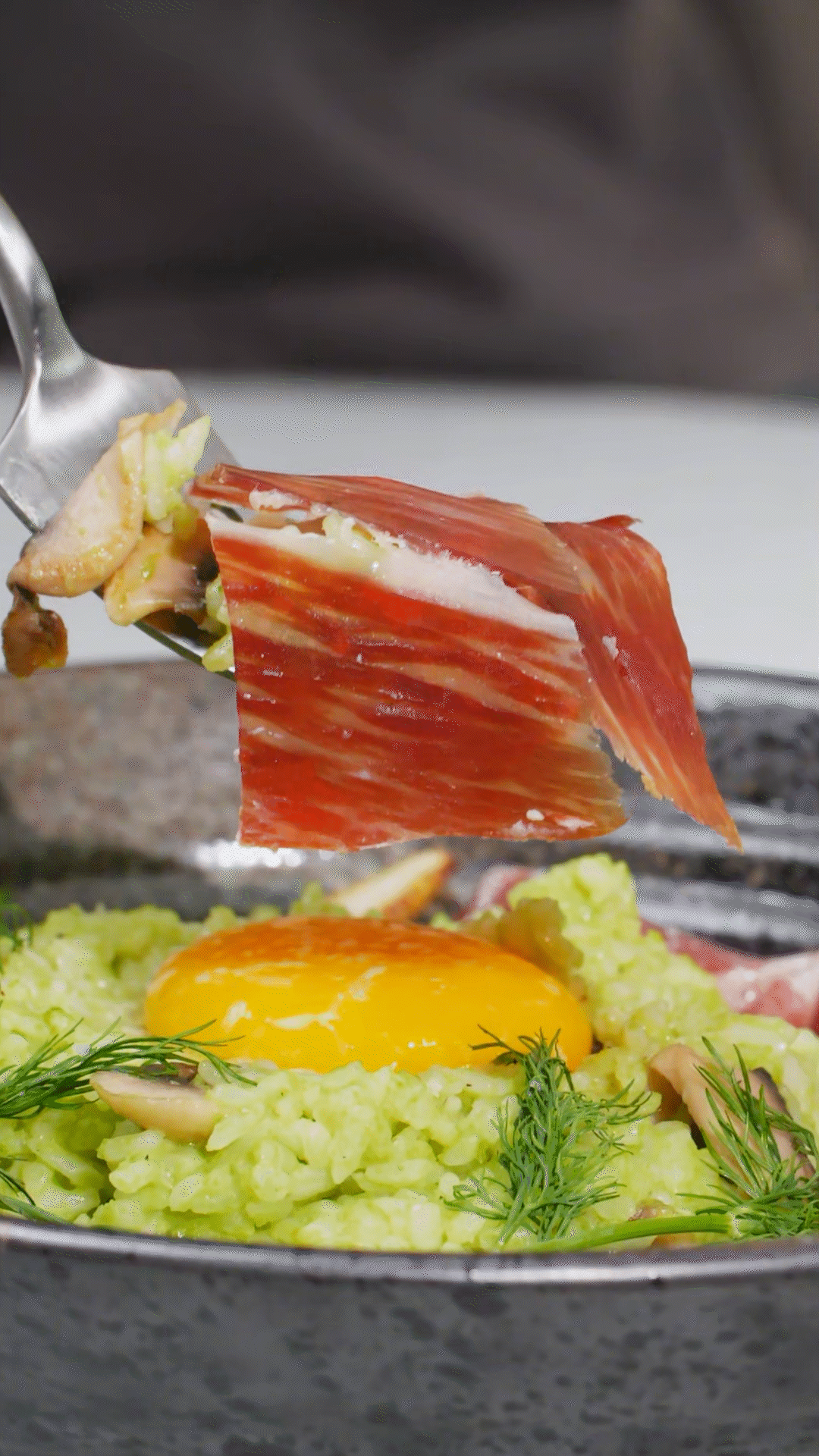 沿著碗邊依次放上：巴瑪火腿、玉米筍、蒔蘿