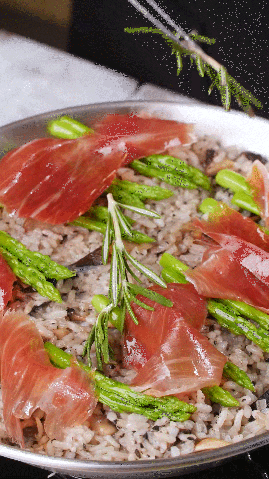 放上巴瑪火腿和蘆筍、點(diǎn)綴迷迭香、三色堇