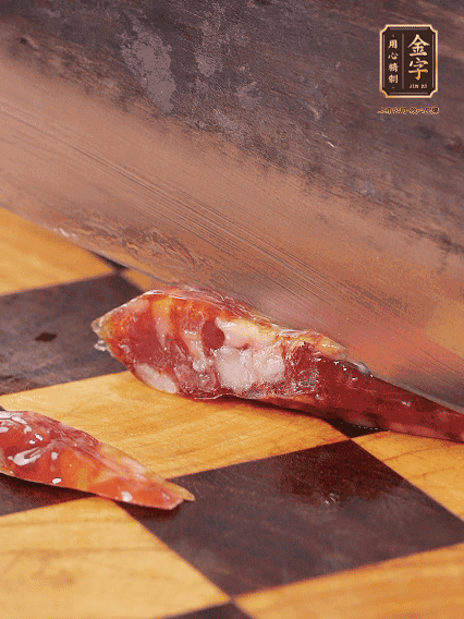 金字金華香腸切片，調(diào)制煲仔飯料汁：生抽2勺+蠔油1勺+1勺芝麻油+半勺糖