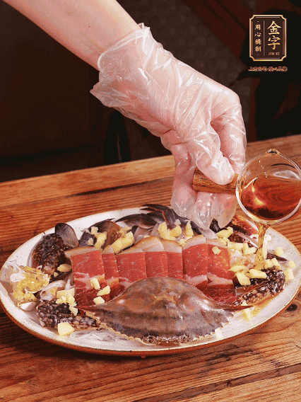 冷水上鍋蒸12分鐘（具體看蟹的大?。?，最后撒上蔥絲、澆上熱油即可