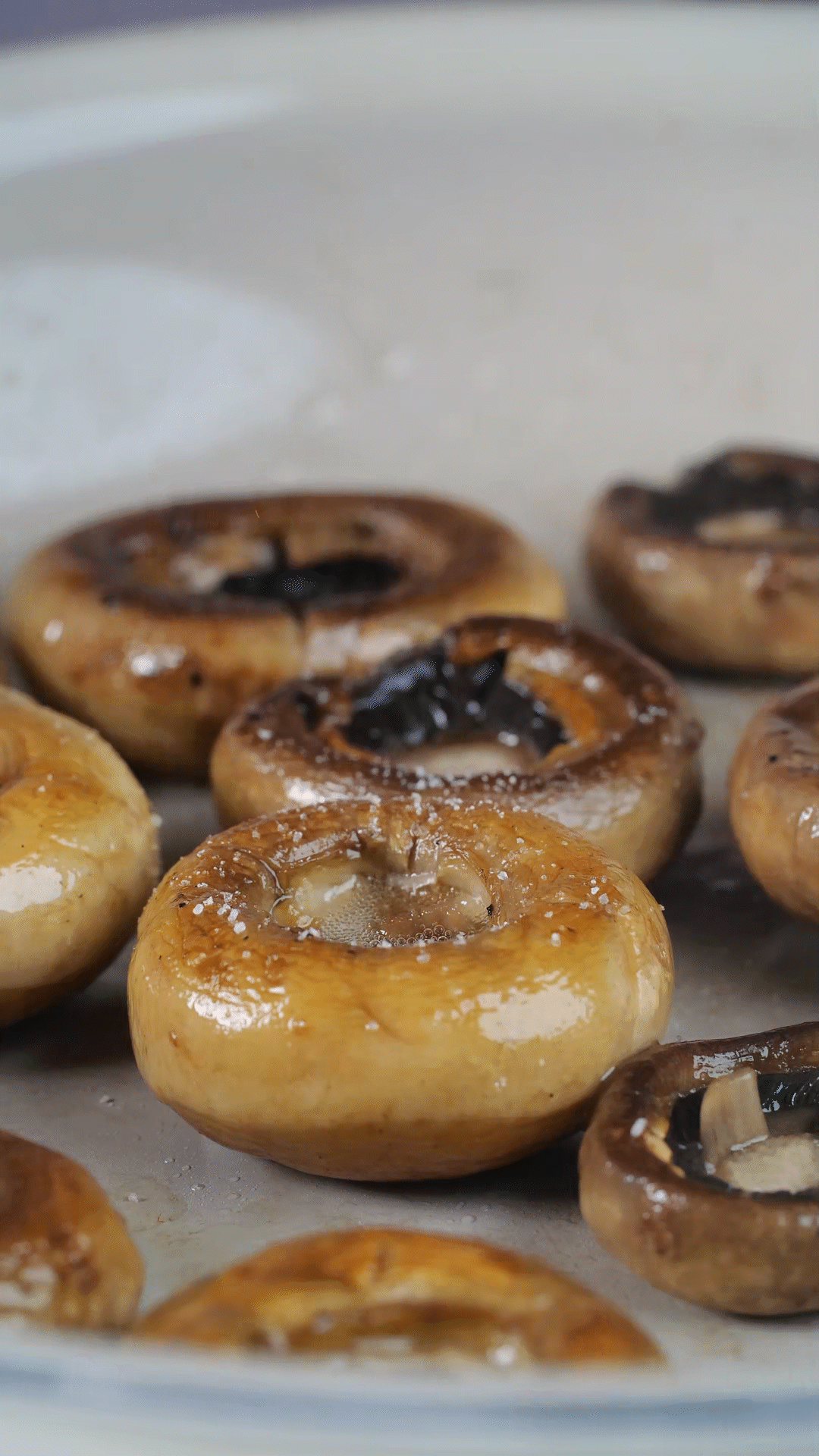 鍋內(nèi)放橄欖油，將口蘑煎至兩面微微焦黃，用黑胡椒海鹽調(diào)味