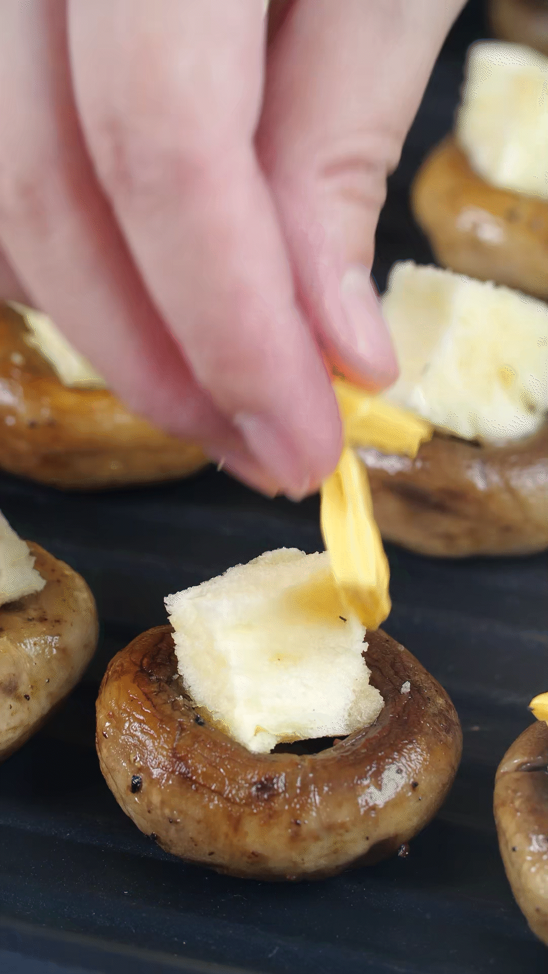 面包切小粒，放入口蘑凹處，蓋上芝士，烤箱180度烤10分鐘