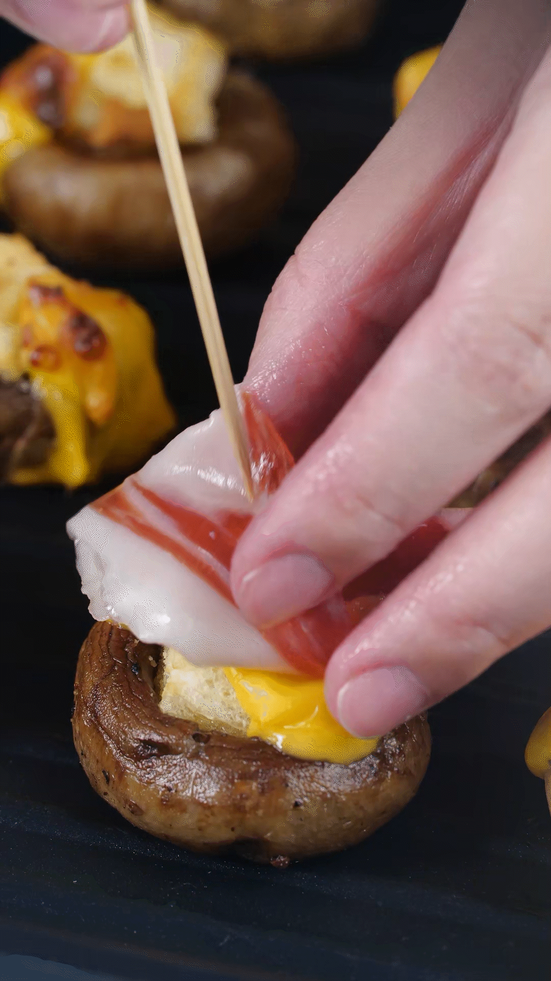 將火腿卷一卷，放在最頂部，插上竹簽