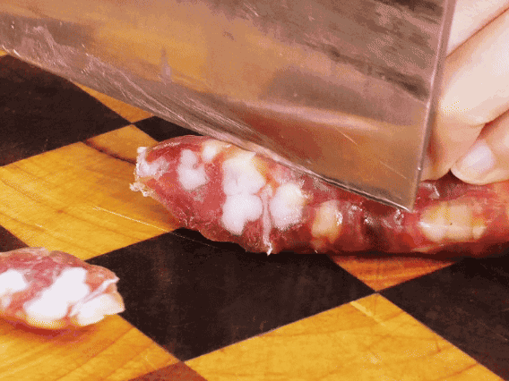 香腸少油煸出香味，下南瓜、板栗、香菇翻炒。2勺生抽、1勺老抽、1勺蠔油、1勺鹽、半勺糖調(diào)味