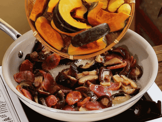 清洗好的大米放入電飯鍋，加裹滿醬汁的食材，再加剛好沒過食材的水，攪拌一下