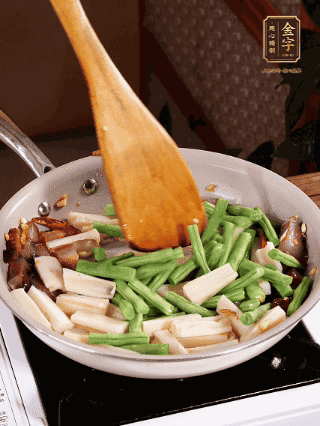 加少許生抽、蠔油、料酒、雞精調(diào)味，少許清水燜2分鐘，炒至豆角皺皮即可