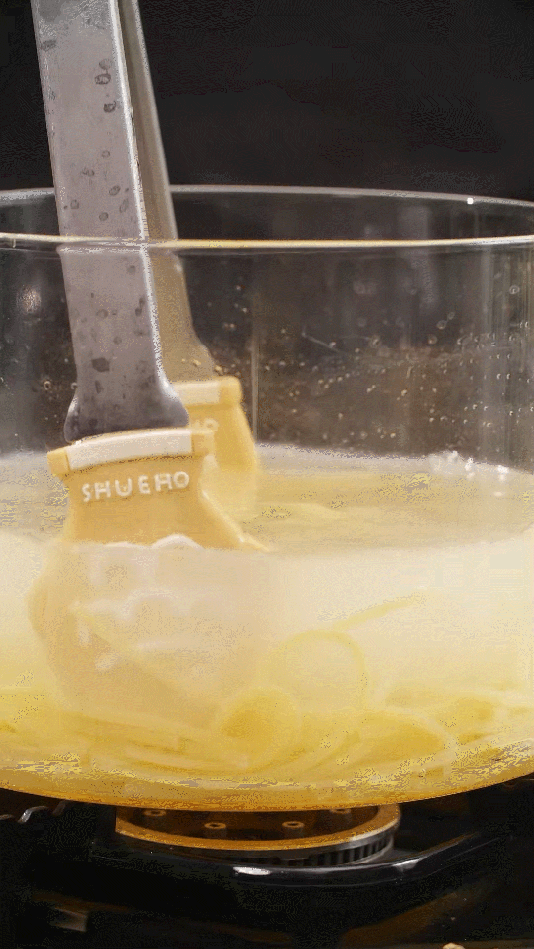 將意面煮熟，到自己喜歡的熟度。撈出過冷水，瀝干
