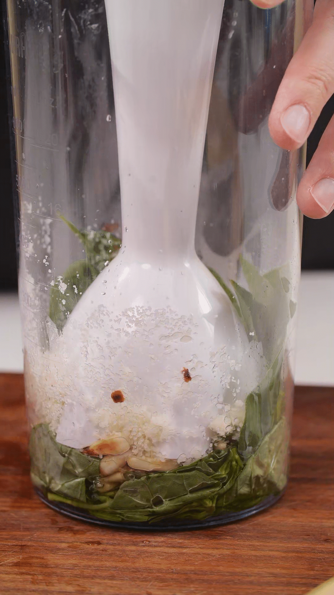 青醬制作：將羅勒去梗，只保留葉片，放入料理機(jī)
