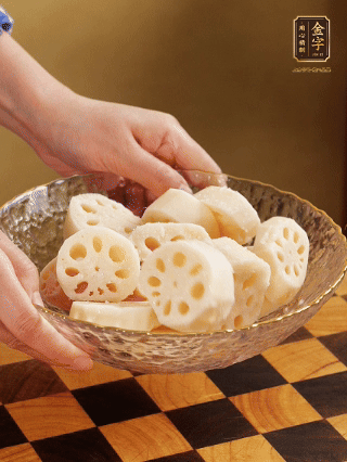 蓮藕洗凈削皮，切大塊，用鹽、糖腌制30分鐘。