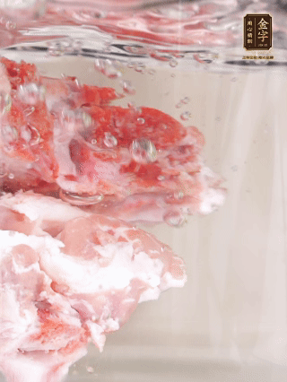 豬骨冷水下鍋，加蔥姜、料酒焯水4分鐘。