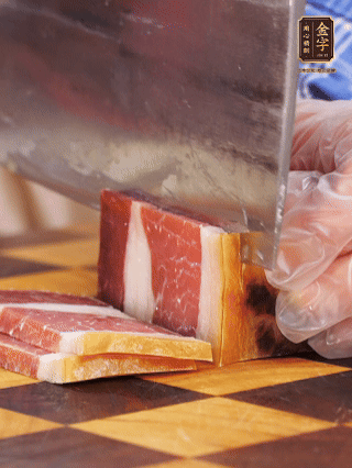 金字火腿切片，溫水浸泡5分鐘