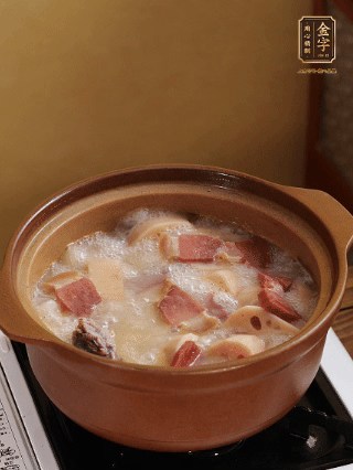 豬油潤鍋，豬骨、姜片煸出油脂香，再依次下開水、蓮藕、火腿，大火燒開