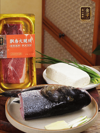 花鰱魚頭處理干凈（刮黑膜、除貼骨血、拔魚牙、剪魚鰭、刮凈魚肉表面雜質），從中間劈開成兩半，擦干水分