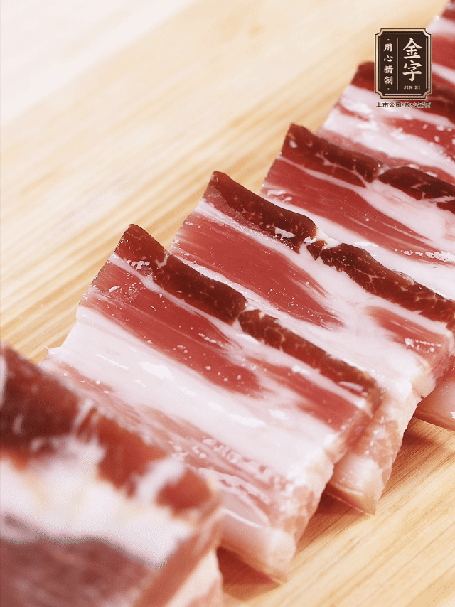 金字淡咸肉切厚片；金字淡咸肉、仔排加蔥姜、料酒焯水3分鐘，溫水洗凈。